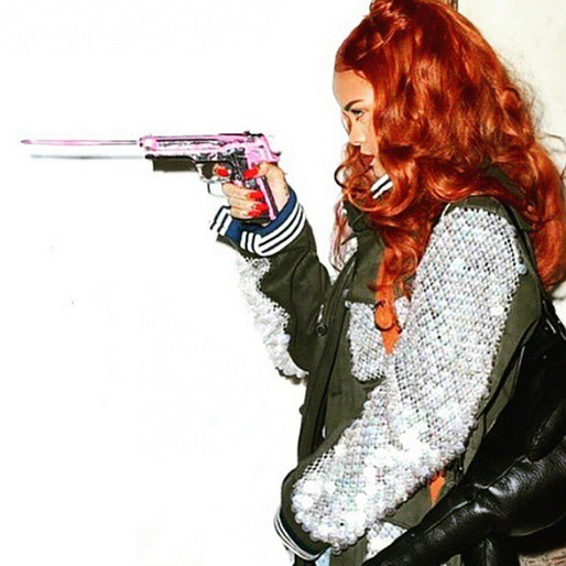 Rihanna leker med leksaksvapen. Rihanna leker med leksaksvapen.